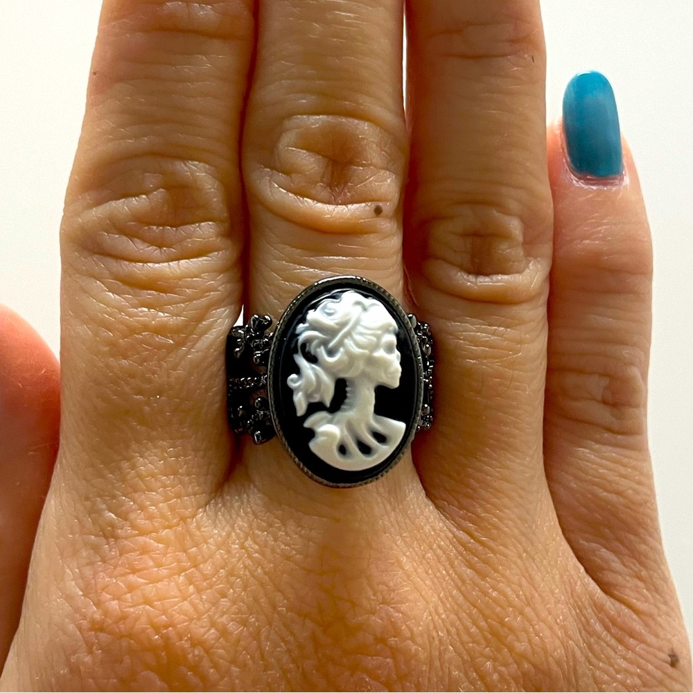 Gothic Victorian Silhouette Skull Ring